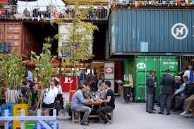 Frau gerold lädt im sommer zu kühlen drinks und im winter zu einem feinen fondue im beheizten zelt ein. Why Frau Gerolds Garten In Zurich Is An Urban Oasis