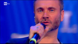 Standing Ovation, uno pseudo-talent confuso: la musica serva di una gara  tra storie filiali