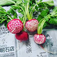 Connaissez Vous L Art Japonais Minutieux Du Mukimono L Artiste Japonais Gaku Qui Le Maitrise A La Perfecti Sculptures De Fruits Art Comestible L Art Du Fruit