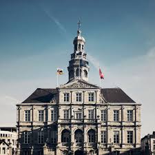 Situated on the maas river, within walking distance of belgium and cycling distance of germany, it claims to be the oldest city in the netherlands (a claim it shares with nijmegen). Entdecken Sie Maastricht Besuche Maastricht
