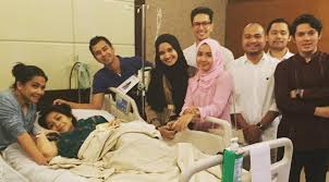 Dimas beck menggandeng tangan bella, namun bella menghindar dari kamera foto. Ditemani Dimas Beck Laudya Cynthia Bella Jenguk Anak Raffi Ahmad Showbiz Liputan6 Com