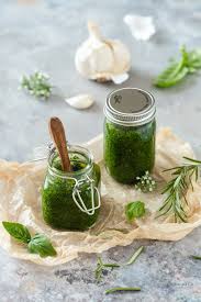 Mediterrane Krauter Gewurz Paste In Einem Glas Mit Holzloffel Gewurze Pesto Krauter