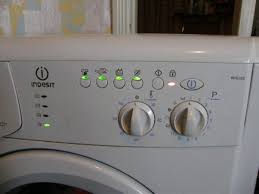 Çamaşır makinesini çok fazla doldurmayınız ! Bir Camasir Makinesinin Sokulmesi Indesit Bunu Kendiniz Yapin