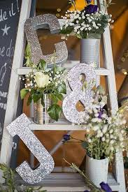 Un ejemplo son los tablones de las mesas donde se anuncia cómo se van sentar los invitados, o las tarjetas con el número de mesa de. Purpurina Para Decorar Tu Boda Boda De Plata Ideas Boda De Estano Aniversario De Bodas Decoracion