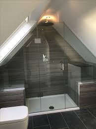 Dunkel Gefliesstes Badezimmer Mit Dachschrage Eine Rahmenlose Dusche Direkt Under Dem G Badezimmer Dachschrage Dachausbau Schlafzimmer Badezimmer Dachgeschoss