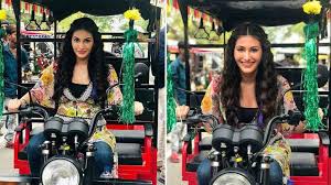 हिंदी फिल्म में संजय दत्त (sanjay dutt), जैकी श्रॉफ (jackie shroff), अली फजल ali fazal, मनीषा कोईराला manisha koirala, चंकी पांडे chunky pandey, अमायरा दस्तूर amaira dastur और सत्यजीत दुबे satyajit dubey. à¤ª à¤°à¤¸ à¤¥ à¤¨à¤® à¤• à¤² à¤ à¤…à¤® à¤¯à¤° à¤¦à¤¸ à¤¤ à¤° à¤¨ à¤šà¤² à¤¯ à¤ˆ à¤° à¤• à¤¶ à¤¬ à¤² à¤° à¤® à¤šà¤• à¤¥ à¤…à¤¨ à¤­à¤µ Amyra Dastur Learn To Ride E Rickshaw During Prassthanam Shoot Tmove Aajtak