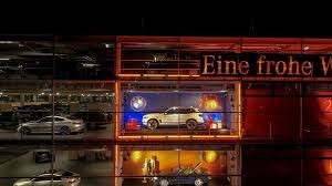 Das zugestellte wohnhaus mit dem ausgeschlachteten bmw in der garage. Mercedes Lasst Bmw Ins Schaufenster Bmw Revanchiert Sich W V