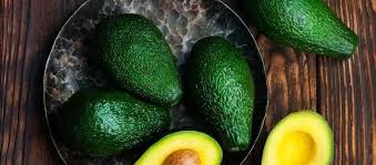 Kajian terkini menunjukkan bahawa avocado membantu. 7 Buah Penurun Kolesterol Tinggi Secara Cepat