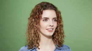 A short wavy hairstyle is almost self styling, requiring very little effort from home to reproduce. How To Scrunch Hair To Create Curls Easy Video Tutorial