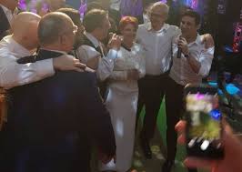 Politiciana nu își refuză nici o plăcere. Deputat Botosanean La Nunta Olgutei Vasilescu Parlamentara A Cantat Imnul Universitatii Craiova Video Galerie Foto Despre Botosaniul Interzis
