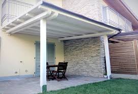 Può delimitare uno spazio conviviale in giardino, può offrire riparo ai mobili di arredo esterno, proteggere i veicoli, coprire un terrazzo o riparare l'uscio di casa. Tettoie E Pensiline In Legno Su Misura Per Esterni E Giardini