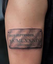 Los diseños de tatuajes geométricos que tienen flores y números romanos son bastante populares en estos días. 60 Tatuajes De Numeros Romanos Disenos Significados