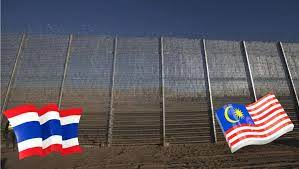 There are multiple thailand / malaysia overland border crossings (up to 20) however only about 7 are open to international passport holders. Thailand Malaysia Leaders Planning 400 Border Wall Just Like Trump