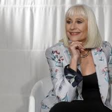 Ci lascia raffaella carrà che ha fatto dell'ombelico il baricentro della rivoluzione femminista; A8uuc6ye7xi3um