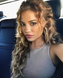 Half Up Half Down Naturally Curly Hairstyles 15 Incredibly Hot Hairstyles For Natural Curly Hair Half Updo Hair Styles Curly Hair Styles Long Curly Hair