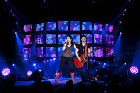 It was the best dang kiss that i ever had except for that long one after that and i knew if i wanted this thing to last sooner or later i'd have to ask for your hand. Thompson Square Are You Gonna Kiss Me Or Not Video And Lyrics