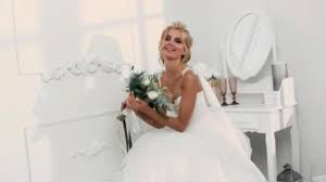 Juni 2021 um 11:40 uhr Schone Sexy Blonde Braut Posiert Hochzeitskleid Mit Ihrem Mann Stock Footage Videos C Irinanevaa Gmail Com 222921384 Depositphotos