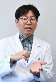 '조현'이란 말은 줄(絃)을 고르게 하다(調)12'는 뜻이므로, 비유적 의미를 해석하면 '정신을 가다듬다'라는 뜻이 된다. ë°•ë³'ì„  ëŒ€ì„±ì •ì‹ ì˜í•™ê³¼ ì›ìž¥ ì¡°í˜„ë³'ì€ ê´€ë¦¬ì™€ì˜ ì‹¸ì›€ ì ì ˆí•œ ìž…ì› ì¹˜ë£Œ ë³'í–‰í•´ì•¼ ì´íˆ¬ë°ì´