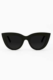 Insanely Cute Cat Eye Shades Featuring A Matte Black Frame With Gray Lenses Gunes Gozlugu Moda Kombinleri Stil