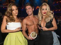 Totusi cel mai bun sarut al serii a venit din partea unei perechi la care nimeni nu se astepta: Mtv Movie Awards 2014 Filmul Jocurile Foamei Sfidarea Desemnat Filmul Anului Lista CastigÄƒtorilor Foto