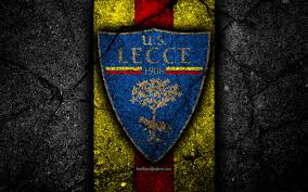 In campo con la maglia storica. Herunterladen Hintergrundbild 4k Lecce Fc Logo Serie B Fussball Schwarz Stein Italienische Fussball Club Emblem Lecce Asphalt Textur Italien Fc Lecce Mit Einer Auflosung Zu Uberwachen 3840x2400 Bilder Auf Dem Desktop