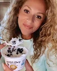 The best keto snack is strawberries with Lilly's dark chocolate. Keeps my  blood sugar stable I've had like 3 of them. They taste amazing!