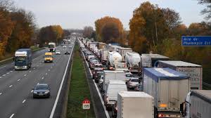 Le guide petit futé vous propose 1 000 000 d'adresses en france et dans le monde pour préparer votre voyage. Departs En Vacances Bison Fute Voit Rouge Sur Les Routes Ce Week End