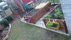 Hochbeet Im Reihenhausgarten Selbstversorger Auf Kleinstem Raum Mit Bildern Reihenhausgarten Garten Gartenhaus