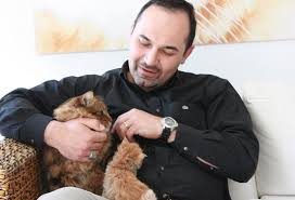 Kedi Bakan Erkekler Kedi Seven Erkek Kedici Dergisi Tarkan Ozcetin Isil Cinmen Haberturk Isil Cinmen Roportajlari Kediler Ve Insanlar