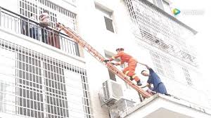 Naruto sampai benjol besar kalau sudah terkena pukulannya. Chinese Girl 5 Saved By Railings After Plunging From Fifth Storey Window