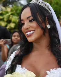 Felicidade que transborda, amor que ilumina. O dia mais lindo da minha vida  registrado em cada sorriso! 🥂💍✨ #Casados #AmorSemFim” Vestido:  @deniseduraesnoivas Make: @erikpinheiro_makeuphair