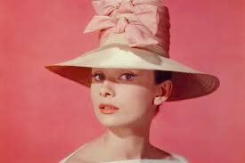 Check spelling or type a new query. Tendance Chapeau De Paille 6 Modeles Iconiques Portes Par Audrey Hepburn Vogue Paris