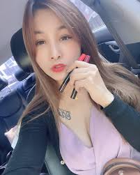 我真的超愛不掉色口紅，因為我常常要拍照，但是吃完東西後又要趕快補妝，真的很麻煩🥲自從用了「Kallie Starr」他們家品牌的「M45  宇宙旋轉口紅💄」之後，完全不用煩惱這個問題❤️ 顏色有四種：德爾塔紅、伽馬橘、貝塔粉、阿爾法裸。這四種顏色我都覺得超美超好看，可以 ...