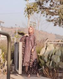 Selain terlihat menarik,menggunakan pakaian kembar juga akan terlihat lebih akrab. Kebaya Kondangan Inspirasikebaya Kebayamuslim Kebayakeluarga Seragamkeluarga Seragamkebaya Couplekeluarga Gaun Wisuda Gaya Pengantin Pakaian Pernikahan
