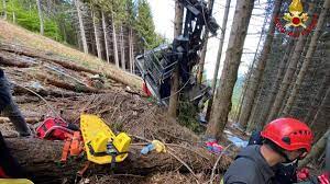 Cavalese, italien tieffliegender a6e prowler durchtrennt am 03.04.1998 kabel einer seilbahn. H8dt6csmcw4ptm