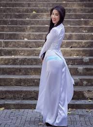 Ao yêm is a shirt, half way between the classical shirt and the bra. Ao Yem Trang Shefalitayal