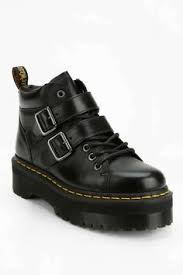 Bonjour, je voudrais m'acheter des doc martens mais j'ai lu sur pas mal de site que maintenant cette marque n'était plus fabriquée en angleterre mais dans des pays comme la thaïlande, la chine (.) et que ça ne tenait pas longtemps, donc j'aimerais savoir qu'est ce que vous pouvez me conseiller comme marque anglaise qui tienne longtemps, dans le même style que les dm et qui ne coûte pas. 71 Idees De Doc Marteens Dr Martens Doc Marteens Chaussure