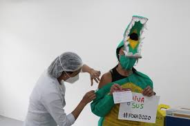 'se você virar um jacaré, é problema seu' o presidente jair bolsonaro questionou os possíveis efeitos colaterais das vacinas contra o coronavírus, tomando como exemplo a da pfizer/biontec, e afirmou que não há garantia de que ela não transformará quem a tomar em um jacaré. Pedagoga Se Vacina Com Fantasia De Jacare Em Fortaleza O Motivo E O Que Todos Nos Sabemos Ceara Ultimas Noticias Do Ceara O Povo Online