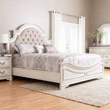 With A Blend Of European Influences And Generous Proportions The Elaborate Style Of The Savannah Bedroo White Bedroom Set Vintage Bedroom Sets Bedroom Vintage