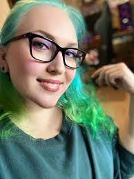 BLUE IS BACK, BABY! 💙✨ Why have just one hair color when you can have two?  👀