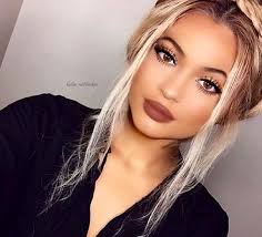 Kylie Jenner A Little Less Blonde In The Hair More Of A Caramel Brown With Champagne And Honey Highlights Kylie Jenner Makeup Jenner Makeup Hair Makeup
