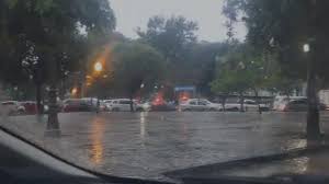 VÍDEOS: chuva provoca alagamentos e transtornos; RJ teve cerca de dois mil raios na manhã desta quarta-feira