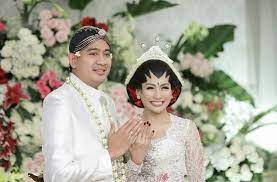 Tata janeta bertemu mantan suami setelah dicerai lewat sms. Tata Janeeta Dinikahi Mantan Suami Angelina Sondakh Ini Sosoknya Fajar