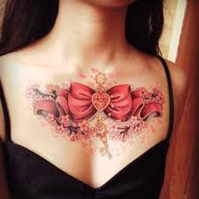 وشم على الصدر 100 أفضل الخيارات للرجال والنساء في الصورة