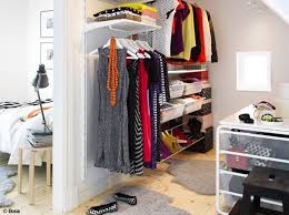 Meuble sous pente adapté, comment organiser ses vêtements et chaussures, idée de dressing élégant. Amenager Son Dressing Faites Le Plein D Idees Elle Decoration
