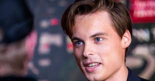 Trond fausa aurvåg is an actor and director. Mohn Fortsatt Pa Inntektstoppen Salmar Arving Har Storst Formue Nationen