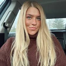 Kate Arnold's Instagram, Twitter & Facebook