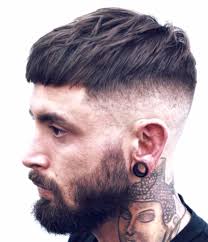 Coupe Homme Cheveux Court Tendance Hipster 2018 Degrade Haut A Blanc Et Dessu Cheveux Ch En 2020 Coupe De Cheveux Coupe Cheveux Homme Coupe Homme Cheveux Courts