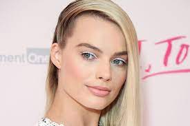 She comes from a family of four children, having two brothers and one sister. Beauty Trends Margot Robbie Co Schworen Jetzt Auf Weissen Eyeliner Gala De