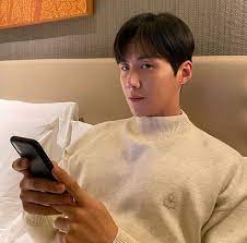 Kim seon ho rupanya juga tak ingin ketinggalan untuk menggunakan sweater yang sedang hits dikalangan para idol kpop, nih. Kim Seon Ho Reveals He Once Begged His Girlfriend Not To Break Up With Him